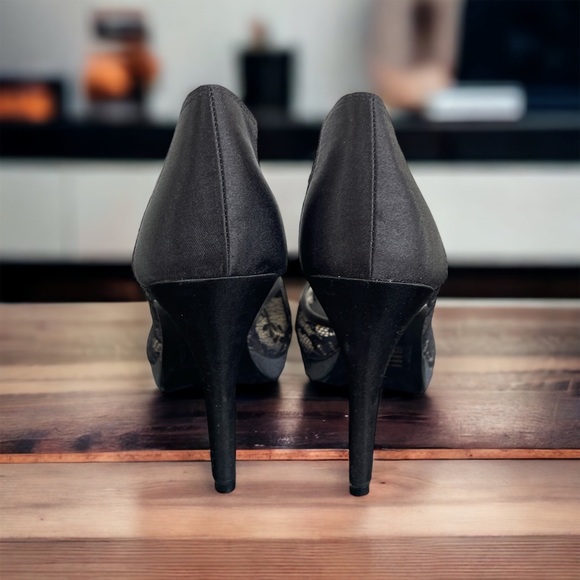 Coach and four heels - Picture 6 of 11